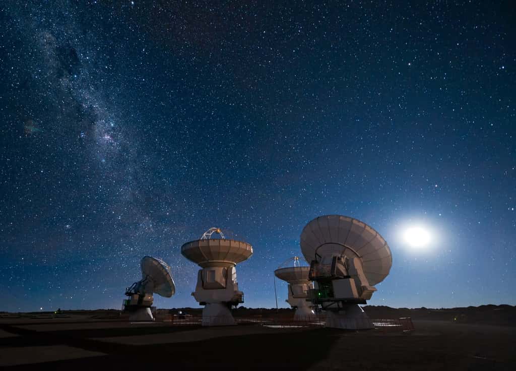 Les quatre antennes du <em>Atacama Large Millimeter/submillimeter Array</em> (ALMA) regardent vers le ciel nocturne étoilé​​​​​​. © José Francisco Salgado, ESO