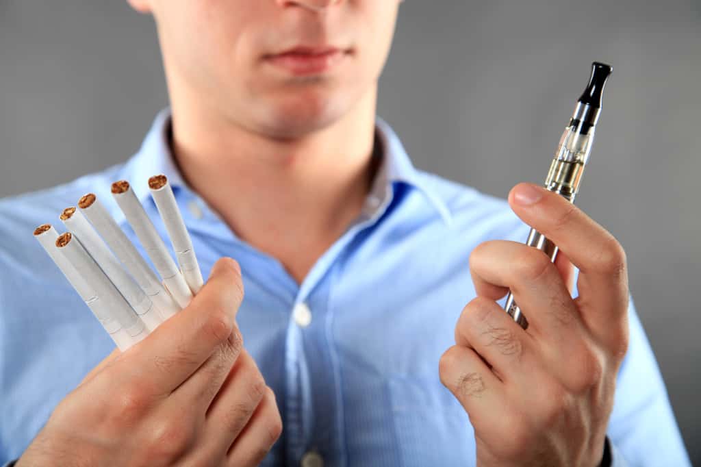 Le vapotage combiné à la consommation de cigarette électronique favorise les symptômes liés au coronavirus. © teraskarina, Adobe Stock