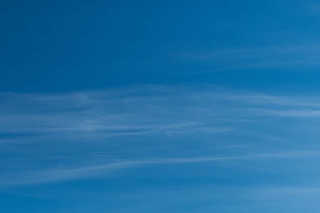 Les cirrus sont très hauts dans le ciel. © Xavier, Fotolia