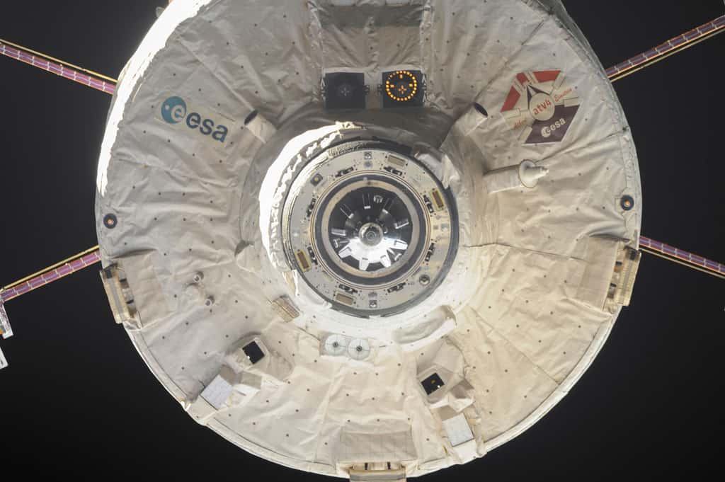 Gros plan sur le mécanisme d'amarrage de l'ATV. À l'image, l'ATV-4 lors de son <em>dedocking</em> de la Station spatiale internationale, en novembre 2013. © Nasa