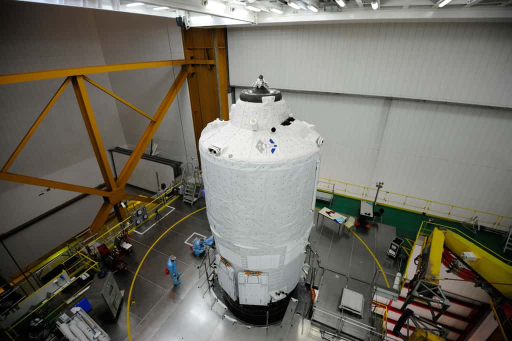 L'ATV-5, intégré à son lanceur, une Ariane 5 ES, avant qu'il ne soit mis sous coiffe dans le bâtiment d'assemblage final. © Esa, M. Pedoussaut