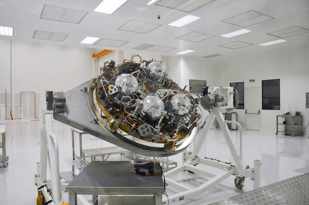 La capsule Schiaparelli en cours d'intégration dans l'usine turinoise de Thales Alenia Space (juillet 2014). © Rémy Decourt