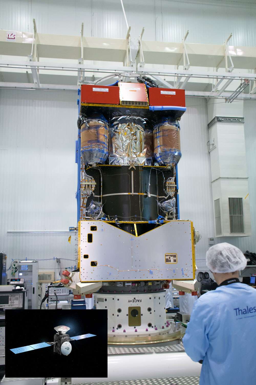  La sonde Trace Gaz Orbiter, actuellement en cours de réalisation. En surimposition, la vue d'artiste montre la mission ExoMars 2016 avec la sonde portant le démonstrateur de rentrée atmosphérique (la capsule Schiaparelli) qui se posera sur Mars. © Esa