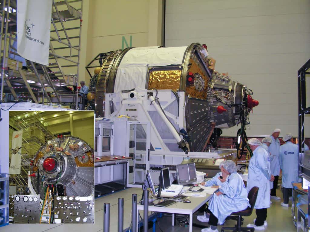 Juin 2007 à l'Estec, le Centre technique de l'Esa. Ingénieurs et techniciens préparent le système d'amarrage de l'ATV sur le premier exemplaire, Jules Verne, qui sera lancé en mars 2008. © Rémy Decourt
