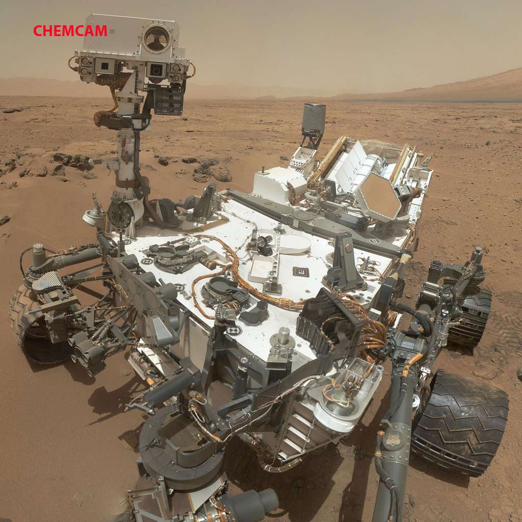 L'instrument Chemcam situé sur le mât du rover Curiosity. Juste en dessous de l'instrument, on peut voir les deux caméras de navigation (NavCam). © Nasa/JPL-Caltech/MSSS