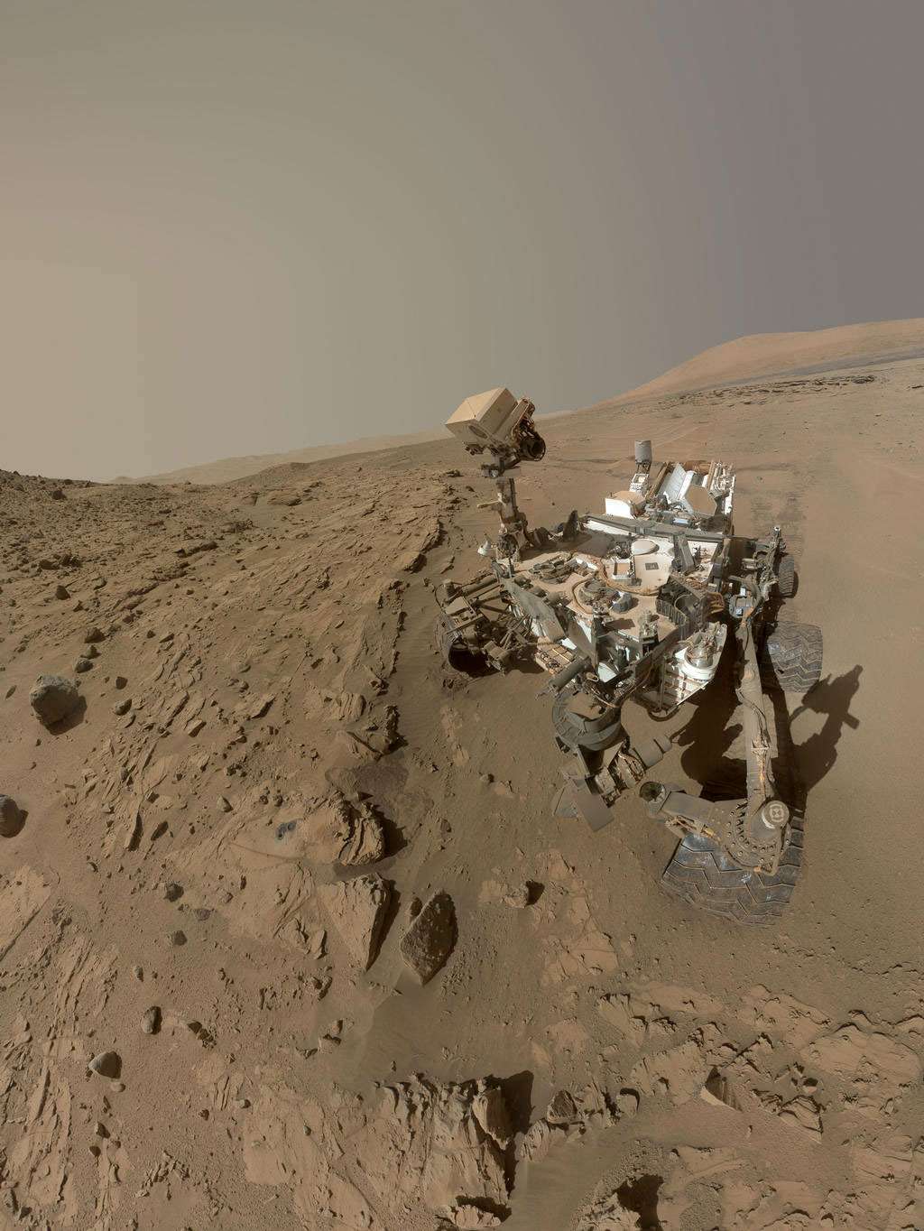 Le rover Curiosity devant son deuxième forage, la dalle de grès baptisée <em>Windjana</em> d'environ 60 cm de large, en mai 2014. © Nasa/JPL-Caltech/MSSS
