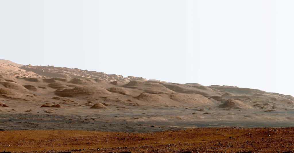 Une partie des strates du mont Sharp, le principal objectif de Curiosity. Les roues du rover permettront-elles au rover d'arpenter ses strates d'argiles ? © Nasa, JPL