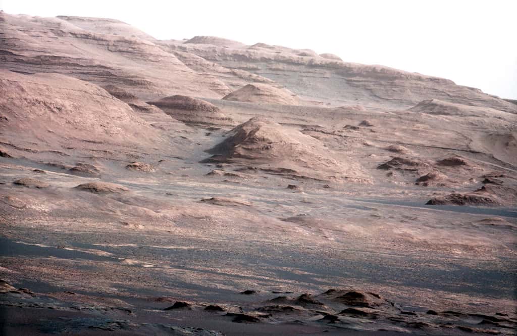Les strates du mont Sharp que doit étudier Curiosity. © Nasa/JPL