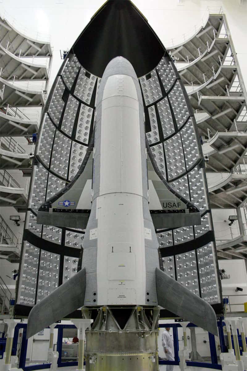 Un X-37B installé sur l’étage supérieur de son lanceur et prêt pour être mis sous coiffe. © U.S. Air Force