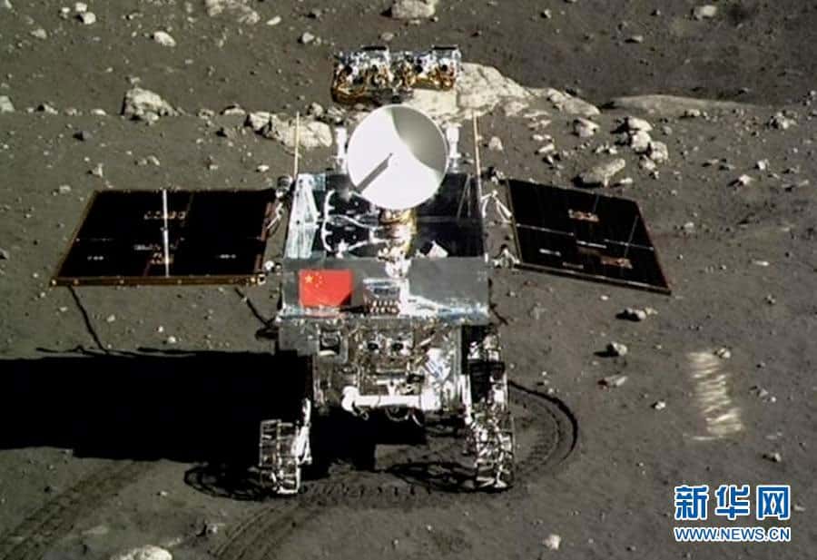 Des robots avant des taïkonautes. Fin 2013, la Chine envoyait à la surface de la Lune son petit rover Yutu. © Xinhua