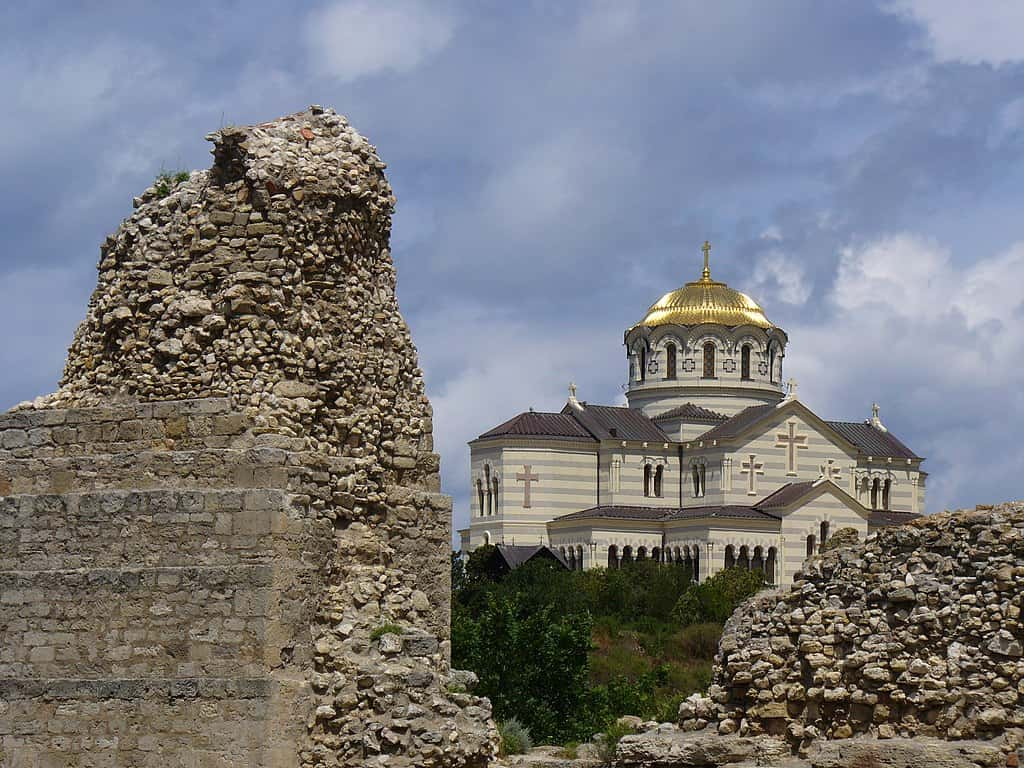 Chersonèse Taurique. Ruines antiques et cathédrale Saint-Vladimir. © WIKIMÉDIA COMMONS, DOMAINE PUBLIC