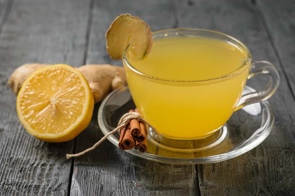  L'acide citrique du citron présente également de nombreux avantages, il facilite la digestion, lutte contre le tartre et les taches sur les dents, éclaircit les cheveux et sert même de détachant pour le linge. © kvladimirv, Fotolia