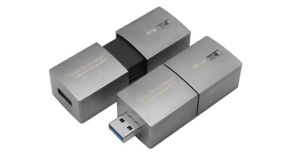 Comment fonctionne la mémoire flash ? Ici, des exemples de grosses clés USB de marque Kingston dotées d'une capacité de 1 et 2 To. Il s'agit plus d'un gros disque dur d'appoint que d'une clé USB étant donné ses dimensions. © Kingston