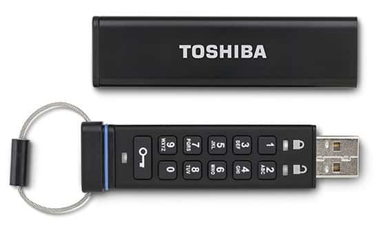  <br />En raison de leur profusion et de leur usage souvent limité à l'échange de fichiers, les clés USB doivent se réinventer. Depuis quelques années, de nombreux modèles intègrent des systèmes de chiffrement pour protéger les données stockées sur la mémoire de la clé. Ce modèle de Toshiba permet même de saisir directement un code pour accéder aux données. Avec cette clé, ce qui est certain, c'est qu'elle cache quelque chose d'important à protéger... © Toshiba