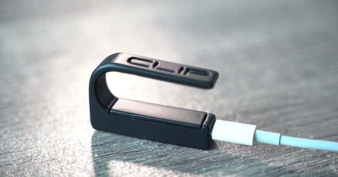 La <em>Clip Mouse</em> se recharge en USB. Le pavé tactile, visible sur le dessus de la partie basse, détecte le mouvement des doigts. © Clip Mouse