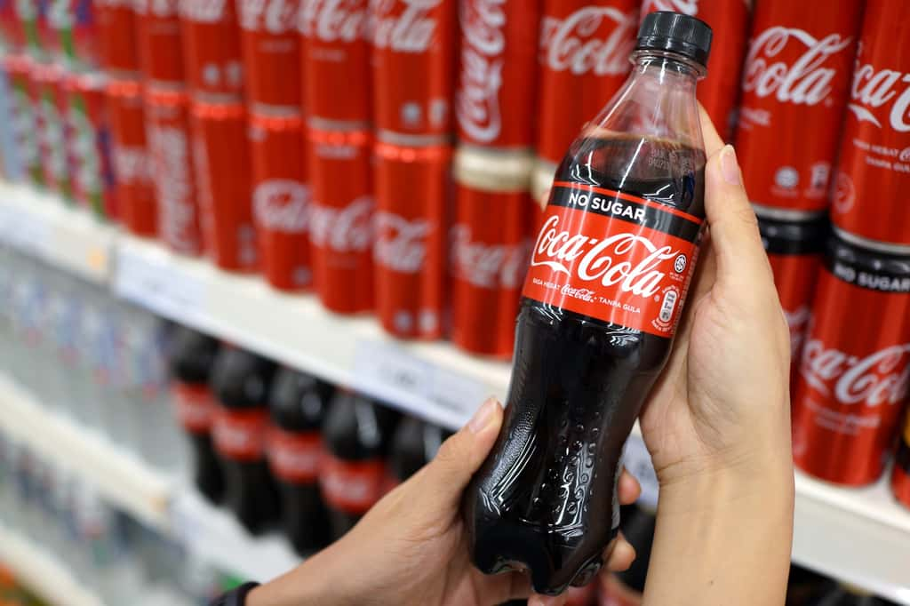 L'association Agir pour l'environnement révèle dans une enquête la présence de micro- et de nanoparticules de plastique dans les bouteilles de Coca Cola et de Scwheepes. © ltyuan, Adobe Stock