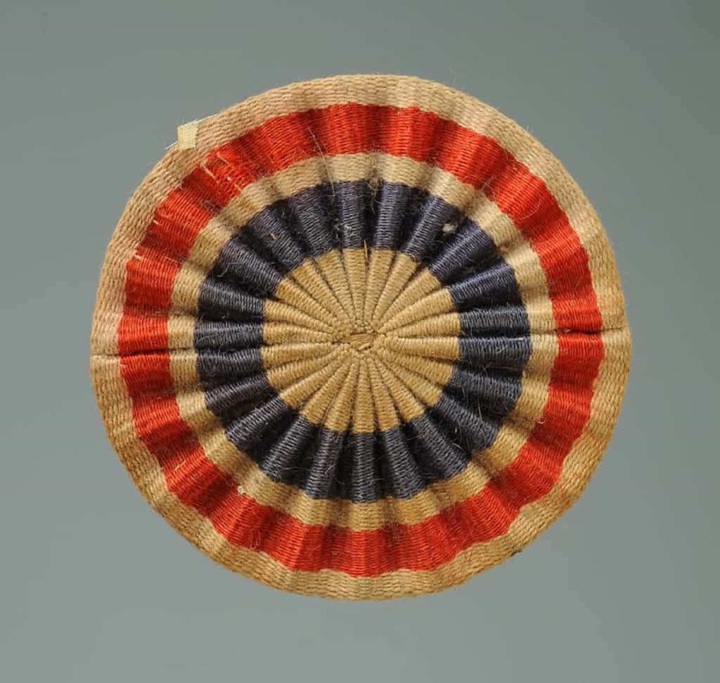 Cocarde patriotique pour chapeau, blanc au centre, diamètre 66 mm, période Révolution française. © Bertrand Malvaux.