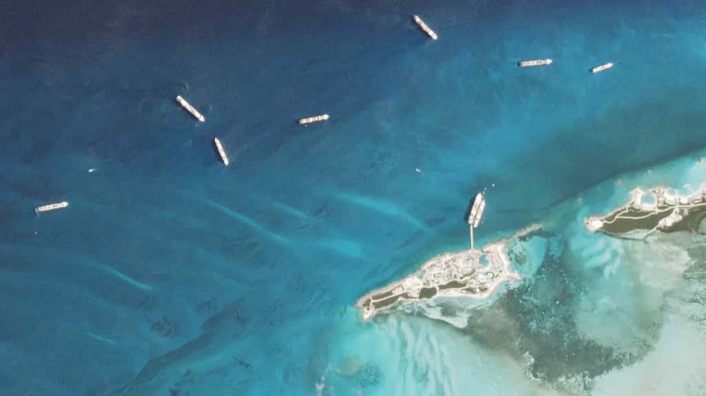 Le 8 mai, au large de l'île de Coco Cay et à quai, neuf navires étaient visibles depuis l'espace. © 2020 Planet Labs, Inc
