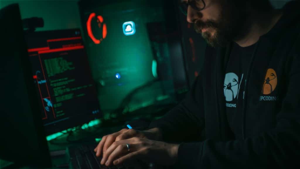  Quels sont les métiers du futur ? Des hackers éthiques pourraient se mettre au service d’administrations et d'entreprises pour les aider à se prémunir des cyberattaques. © KeepCoding, Unsplash