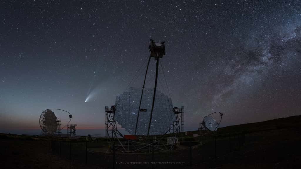 La comète Neowise photographiée dans le ciel des Canaries, au-dessus des télescopes de 17 mètres de diamètre de l'observatoire <em>Roque de los Muchachos</em>. © Urs Leutenegger, Apod (Nasa)