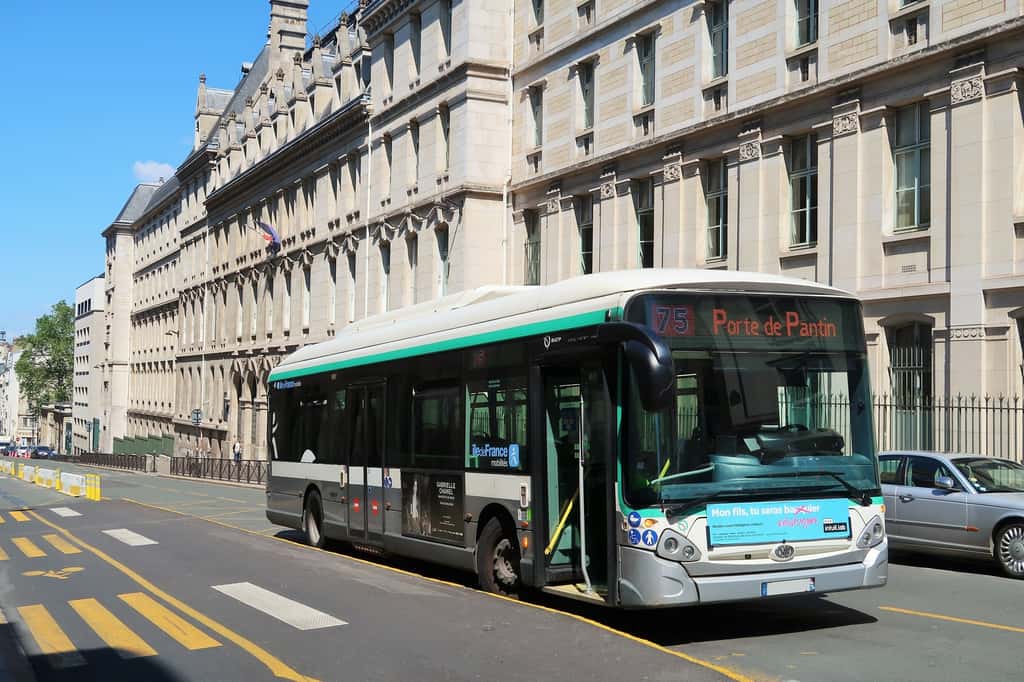 Que ce soit pour des trajets urbains ou longue distance, le chauffeur de bus doit être attentif et concentré sur sa conduite afin d'éviter tout risque d'accident et de mise en danger de ses passagers. © Florence Piot, Adobe Stock.