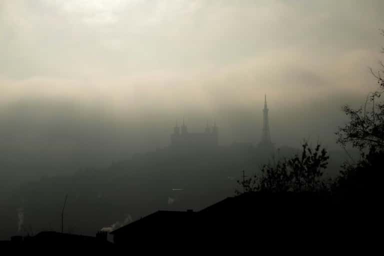 La basilique Notre-Dame de Fourvière, noyée dans un nuage de pollution et de brume, le 7 décembre 2016, à Lyon. © Jeff Pachoud, AFP, Archives