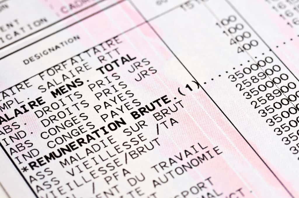 Parce qu'il n'est pas toujours possible de poser les congés accumulés, les intérimaires reçoivent sur leur fiche de paie, à chaque fin de mission, une indemnité compensatrice de congés payés. © Delphotostock, Adobe Stock.