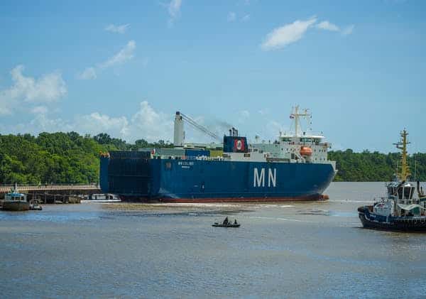 Le navire MN Colibri est arrivé au Port de Pariacabo, sur la rivière Kourou, en Guyane française, le 12 octobre 2021. Dans un container spécialement conçu se trouve le <em>James Webb Space Telescope</em>. © Chris Gunn, Nasa