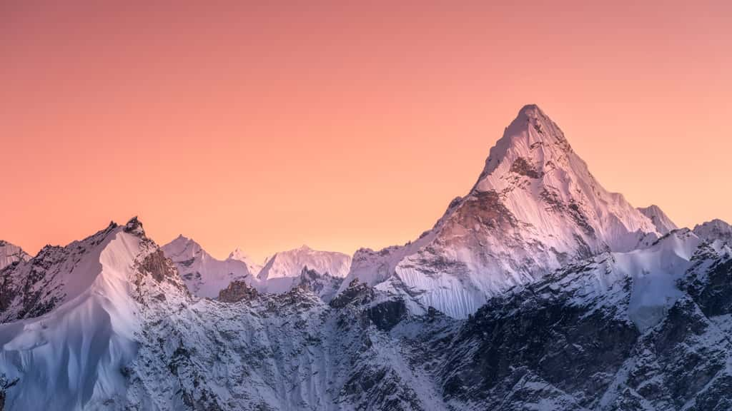 Loin sous les reliefs himalayens se joue des processus tectoniques majeurs. © sergejson, Adobe Stock