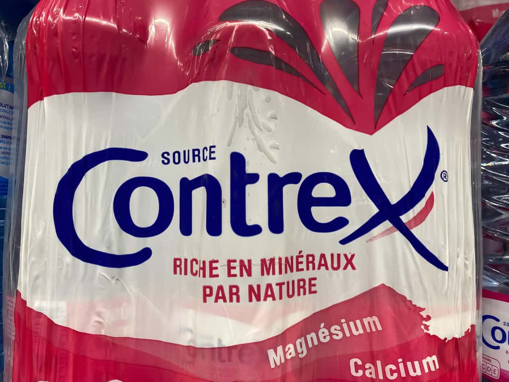 Visée par des analyses révélant des taux de microplastiques « incommensurables », cette eau est au cœur d’une bataille d’expertises. @ Ralf, Adobe Stock