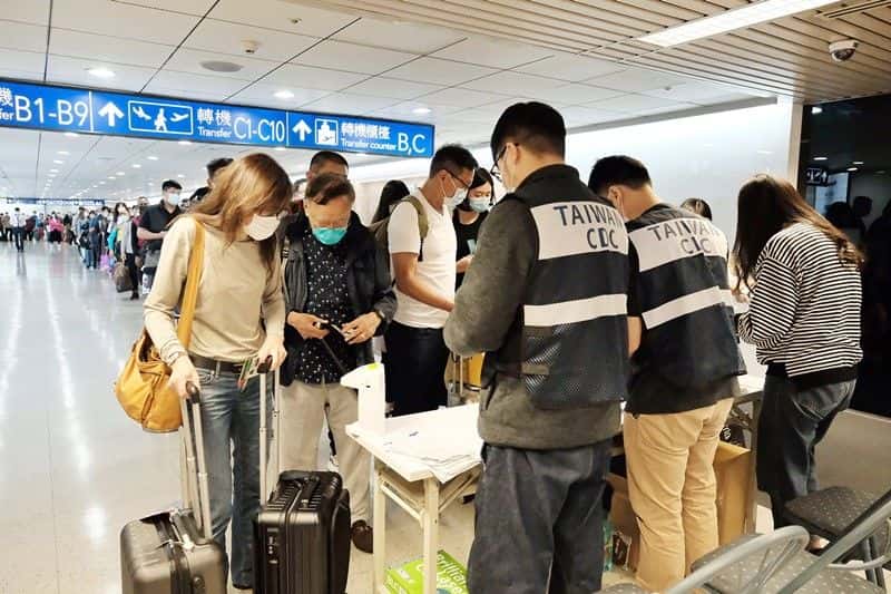Dès le début de l'épidémie de Covid-19, l'aéroport de Taïwan a exigé un formulaire de santé pour les voyageurs. Ici, des contrôles à l'aéroport de Taipei. © CNA