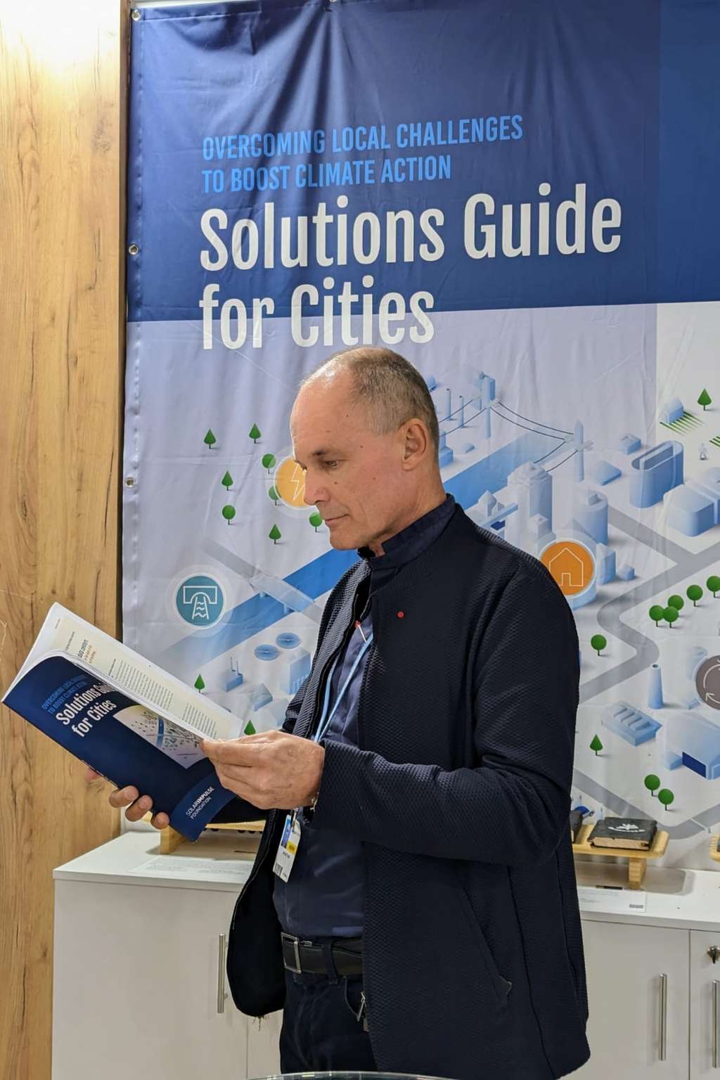 Bertrand Piccard a présenté le <em>Guide des solutions pour les villes</em> durant la COP27. © Solar Impulse Fondation