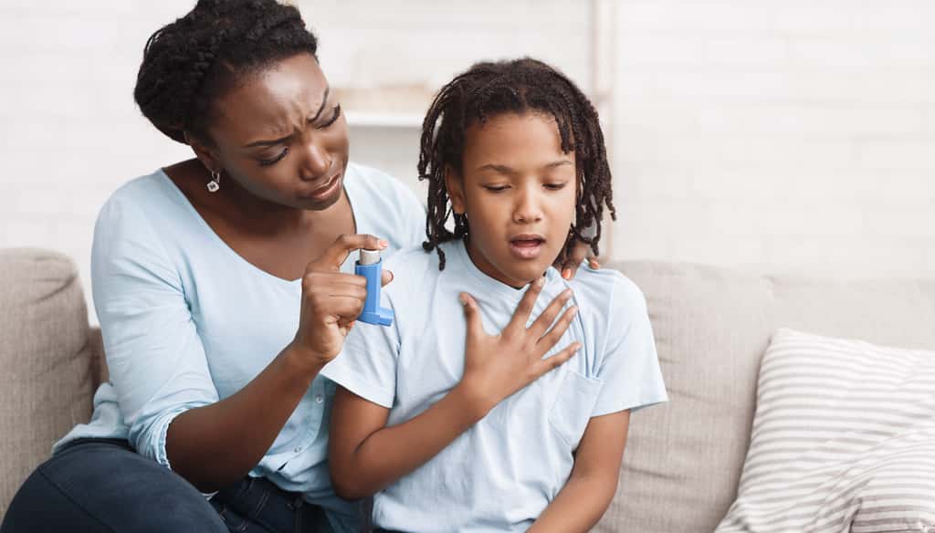 Durant l'enfance, les garçons sont plus nombreux à souffrir d'asthme que les filles. Une tendance qui s'inverse à la puberté. © Prostock-studio, Adobe Stock