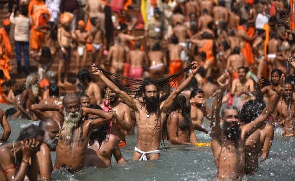 Le festival religieux Kumbh Mela a été maintenu cette année, malgré la flambée des contaminations. © Idrees Mohammed, EPA/AAP