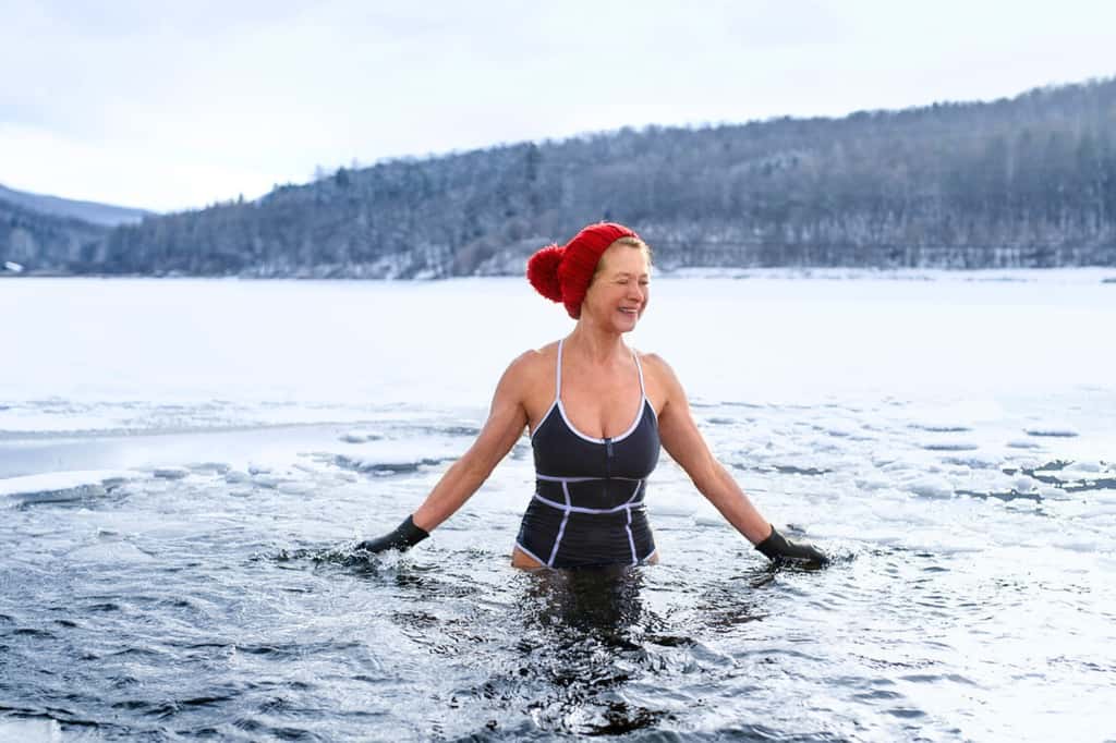 Sept jours de nage en eau froide auraient des effets surprenants sur le système immunitaire. © Halfpoint, iStock