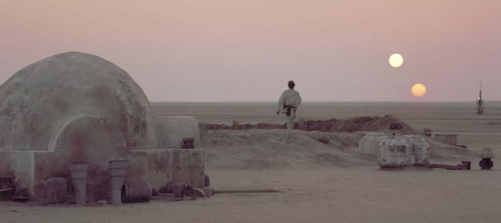 Coucher de deux soleils sur Tatooine, la planète où a grandi Luke Skywalker. © Lucasfilm
