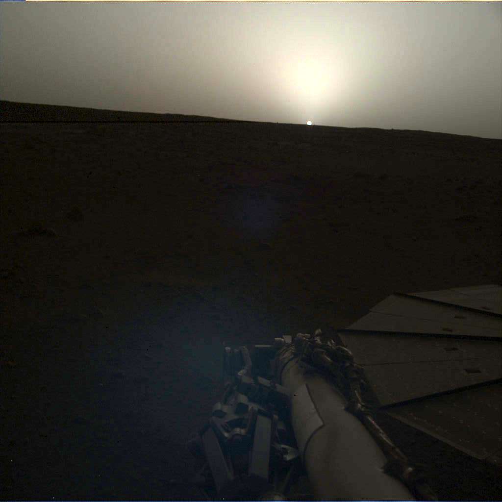 Un coucher de Soleil vu le même jour (Sol 145) à 18 h 30, heure de Mars, par InSight, soit le 25 avril sur Terre. © Nasa, JPL-Caltech