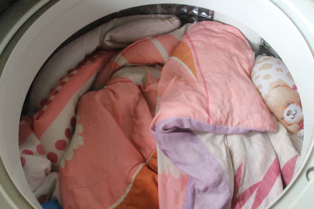  Votre couette ne rentre pas dans votre machine ? Voici la meilleure astuce pour la laver chez vous. © KruPichai, iStock