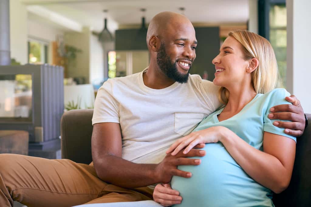 Sauf contre-indication médicale, rien n'empêche de continuer d'avoir une vie sexuelle épanouie durant la grossesse. © Monkey Business, Adobe Stock