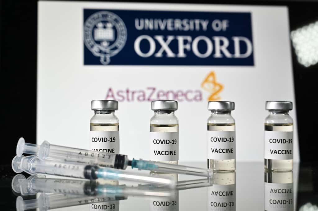Le vaccin AZD1222 est un vaccin à vecteur viral. Il est composé d'un adénovirus de singe affaibli qui porte la protéine S du SARS-CoV-2. Après la vaccination, les cellules expriment la protéine S pour stimuler le système immunitaire. © BillionPhotos.com, Adobe Stock