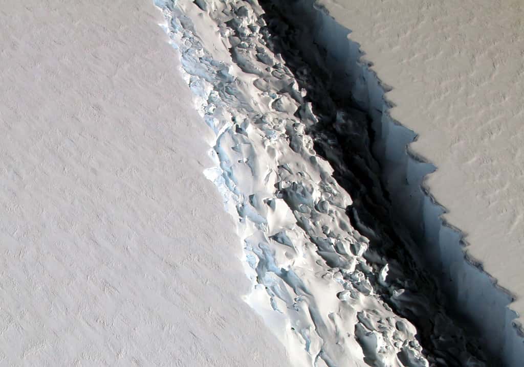 La faille de Larsen C, une barrière glaciaire en bordure de la péninsule Antarctique, est spectaculaire avec ses 110 km de long et ses 90 m de large. Mais elle n'occupe qu'une petite partie de la calotte polaire. © Nasa