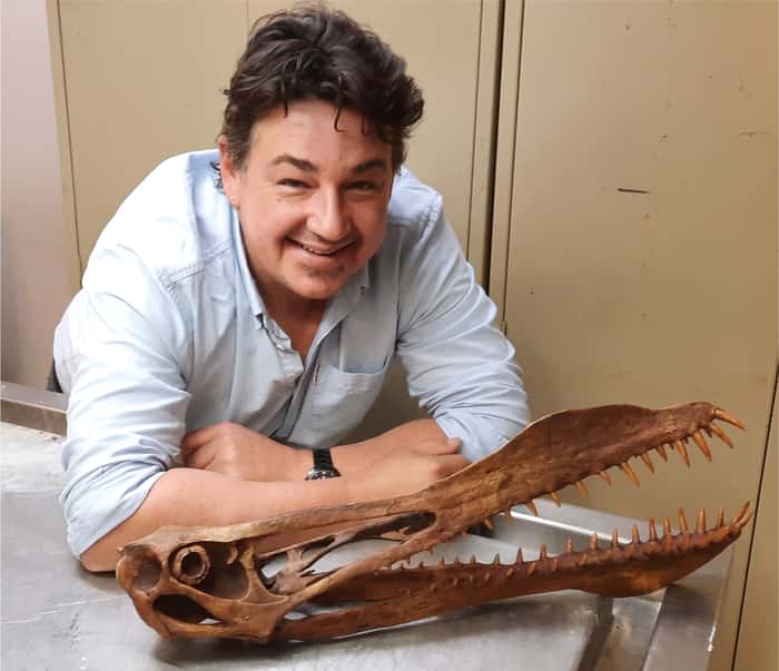 L'un des auteurs de l'étude, Timothy Richards, à côté d'un crâne de ptérosaure appartenant au groupe des anhangueriens. © Timothy Richards
