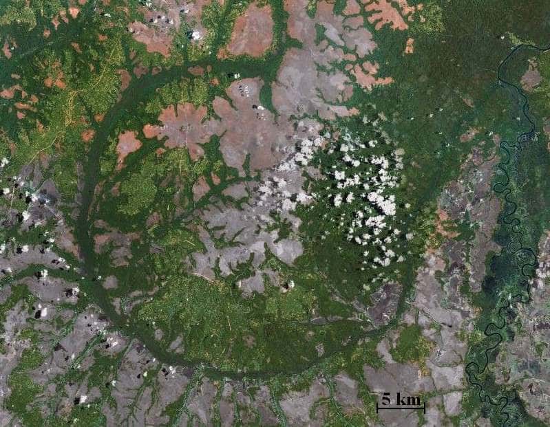 L'aspect circulaire caractéristique du cratère Wembo-Nyama au Congo est souligné par la ceinture végétale observable en bordure du fleuve qui contourne l'édifice. © Google Maps