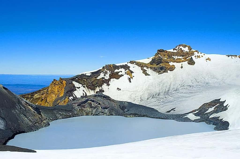 Cratère du Ruapehu sous la neige. © Ingolfson, <em>Wikimedia Commons</em>, CC BY