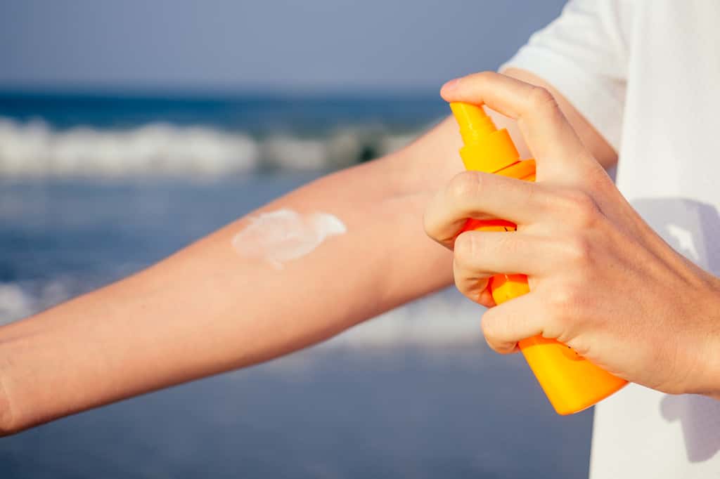 Les sprays de crème solaire projettent de nombreux composés chimiques directement dans l'atmosphère. © yurakrasil, Adobe Stock