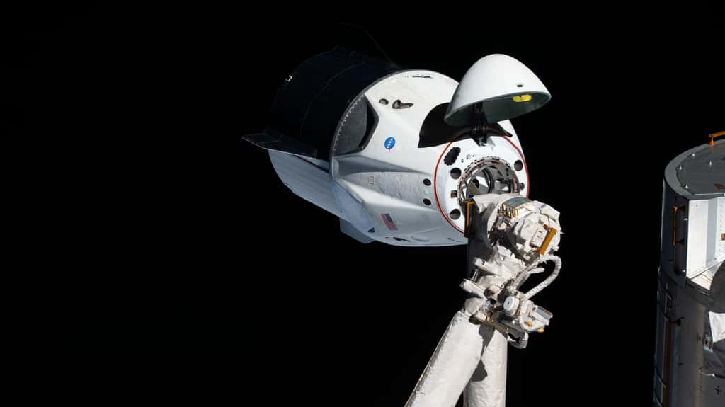 La capsule Crew Dragon de SpaceX, non habitée pour ce vol inaugural, en pleine phase d'arrimage à la Station spatiale internationale (ISS) le 3 mars 2019. © Nasa Johnson
