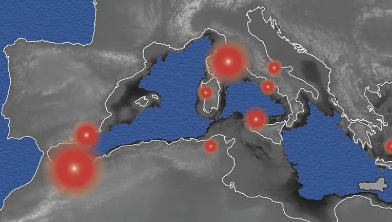 En blanc, la ligne de la côte méditerranéenne telle qu’on la connaît aujourd’hui. En bleu, les régions submergées lors d’un abaissement du niveau de la Méditerranée de 2 km, comme ce qui a été proposé pour la crise de la salinité. Les cercles rouges indiquent les centres volcaniques, dont l’activité a augmenté pendant le Messinien (la taille du cercle est proportionnelle à l’augmentation). © Unige