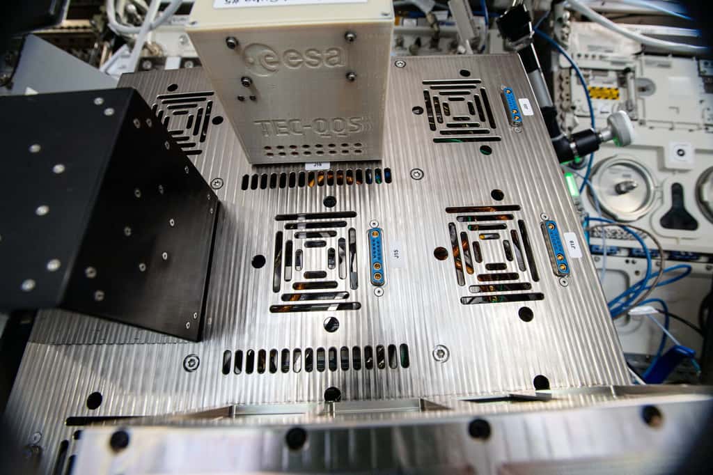 Le cube enfermant le Raspberry Pi Zero mesure 10 centimètres. En plus de deux méthodes de transmission chiffrées, il a permis de tester des mémoires informatiques disponibles dans le commerce. Il embarquait aussi un dosimètre de rayonnement. © ESA