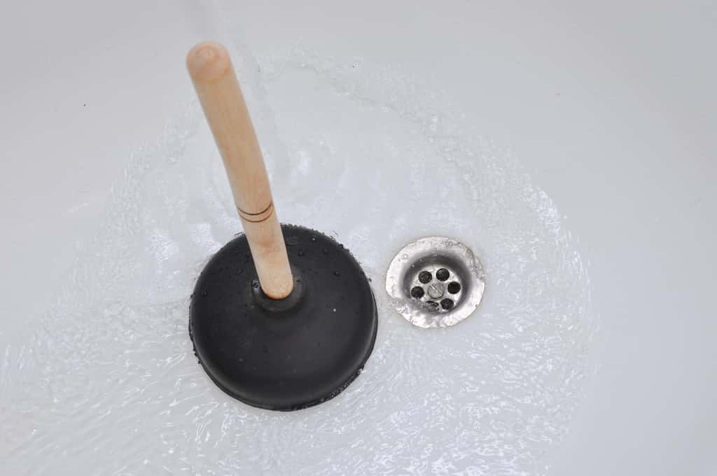 L'utilisation d'une ventouse peut permettre de retirer le bouchon d'une canalisation. © revers_jr, Adobe Stock