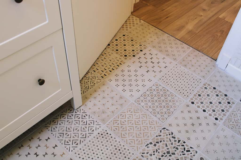 Les carreaux de ciment font partie des matériaux durables et ils apportent une touche de décoration élégante. © Curios, Adobe Stock